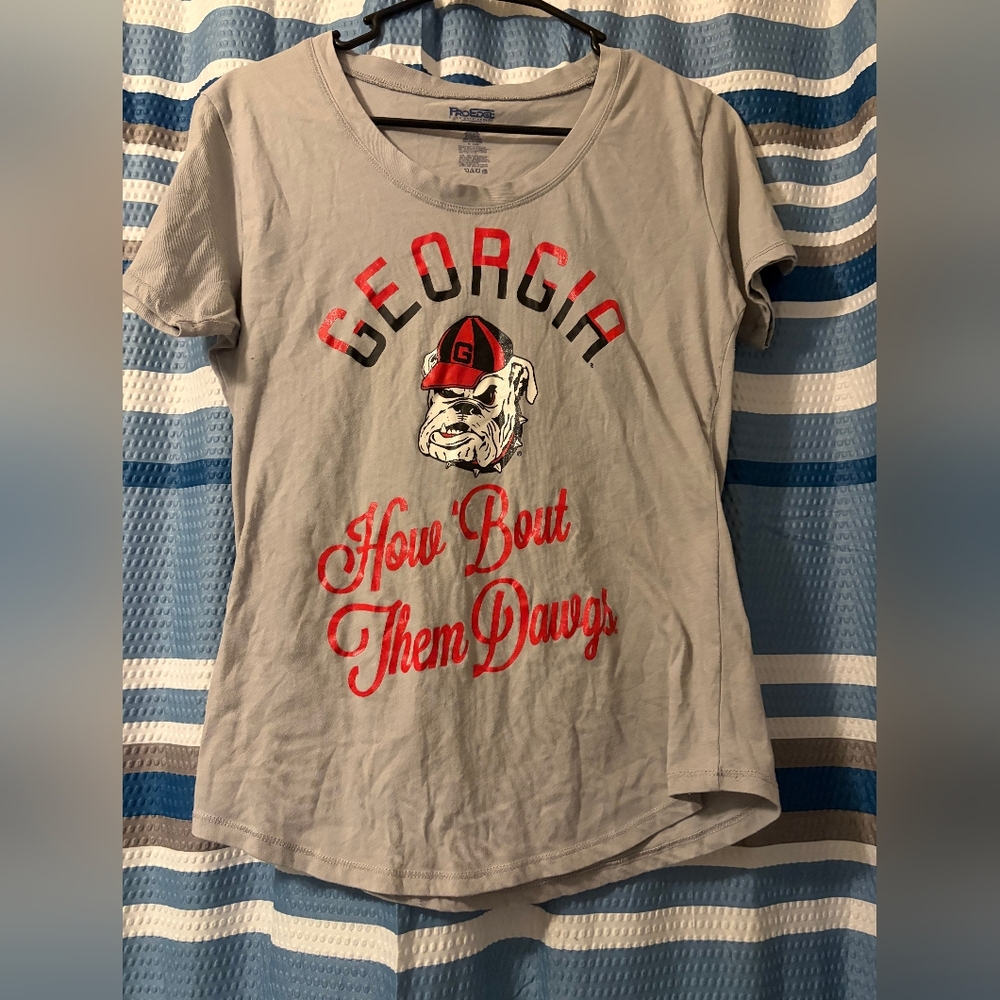 Georgia Boot Light Gray Tee with Red & Black Graphic